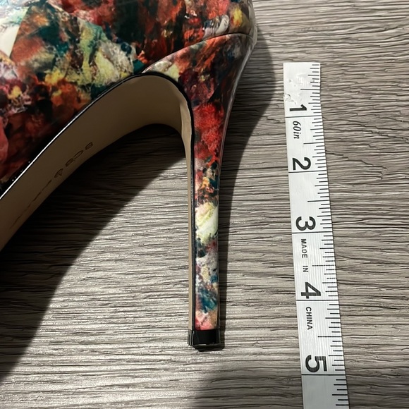 BCBGeneration Floral Close toe Heels - Picture 11 of 11